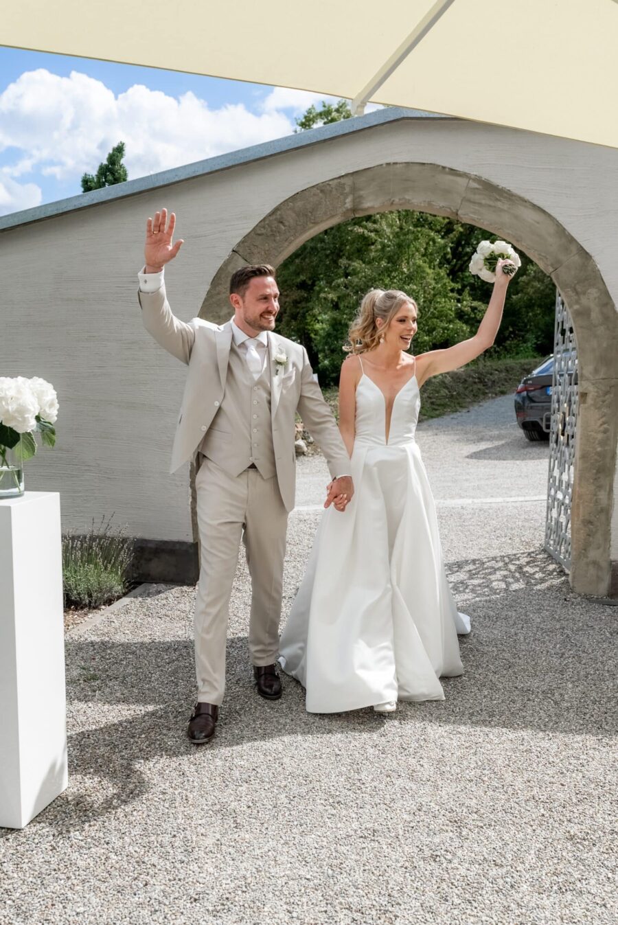 Hochzeit Villa Oriental | Editorial Summer Vibes & Live Cooking 400 Brautpaar verlässt lachend den Trauungsort im Freien