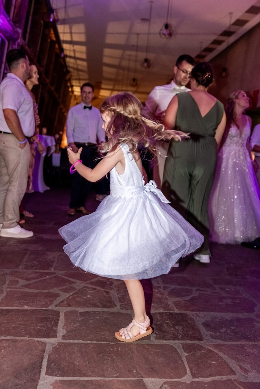 Tanzendes Kind auf Hochzeitsempfang