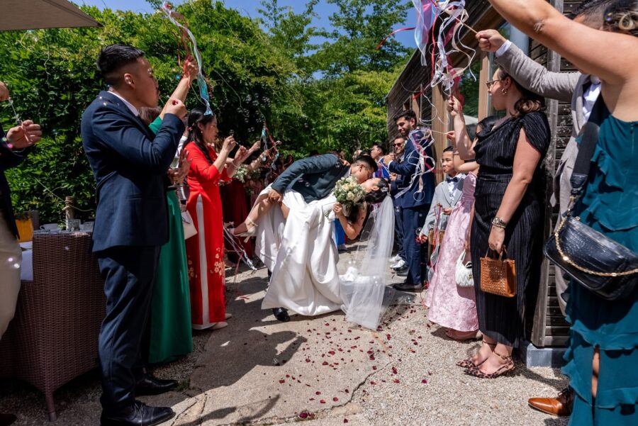 Brautpaar küsst sich im Kreis der Hochzeitsgäste