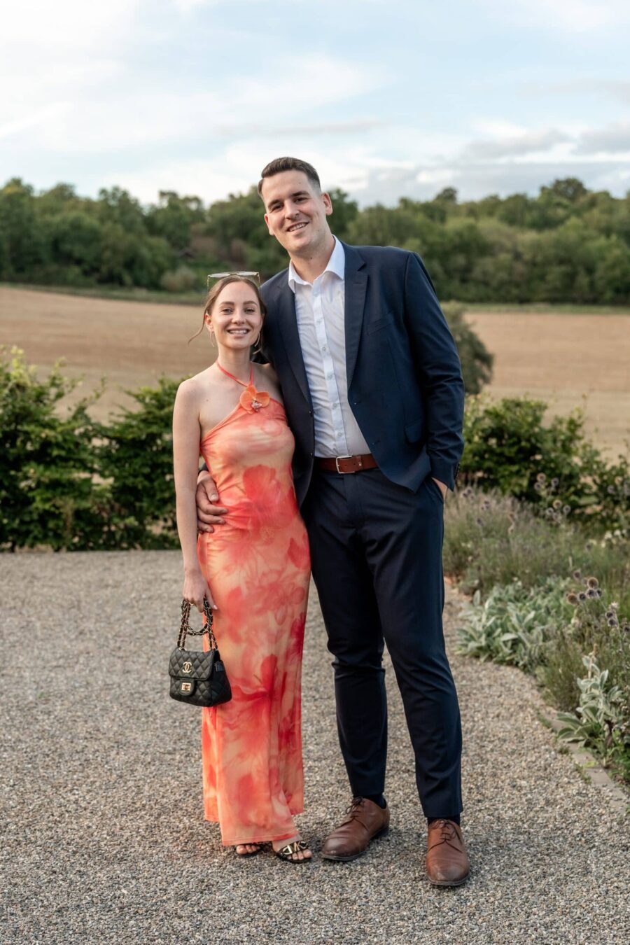 Gäste feiern im Garten bei sommerlicher Hochzeit