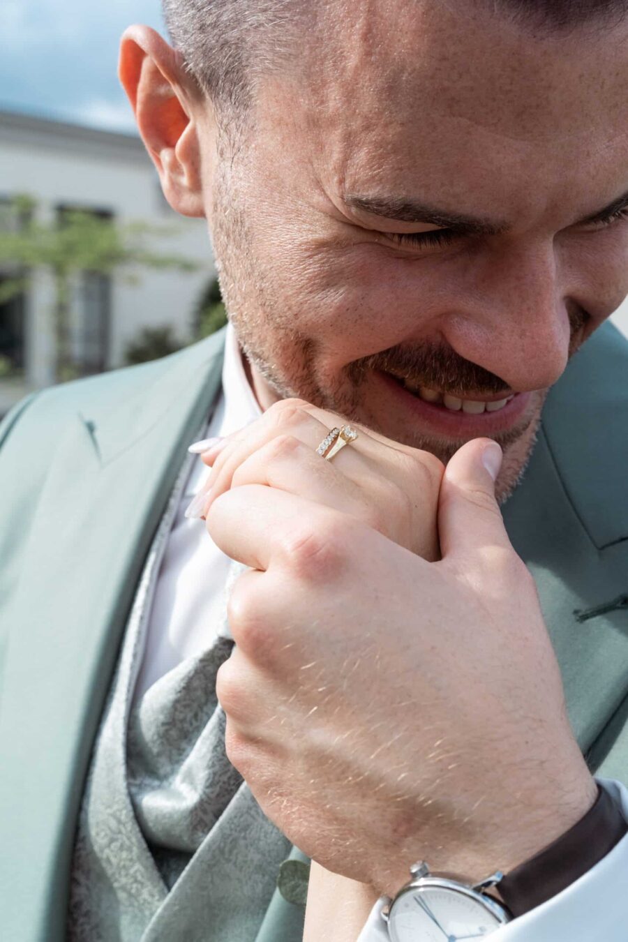 Bräutigam küsst Hand mit Verlobungsring