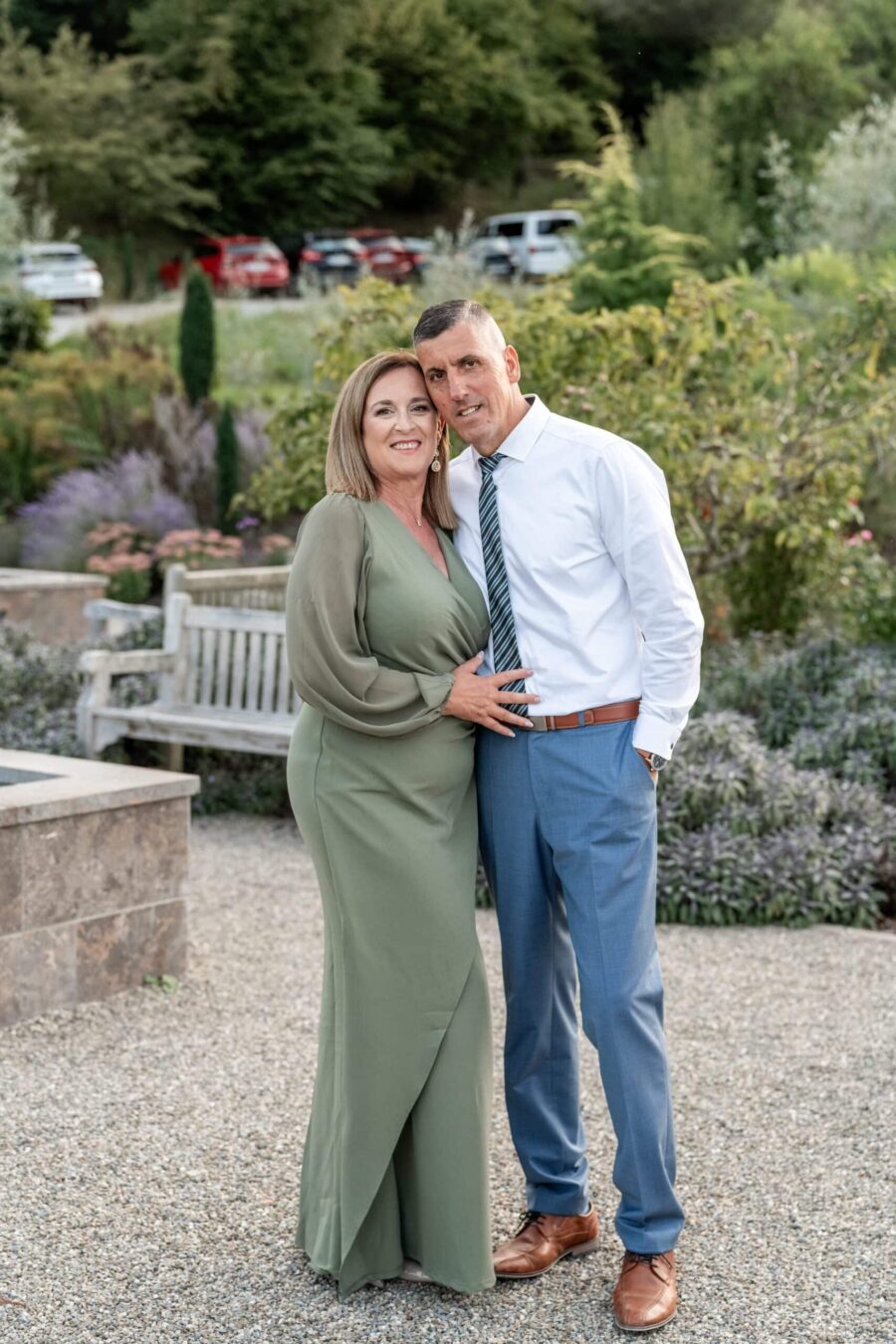 Elegantes Paar im Garten bei einer Hochzeit