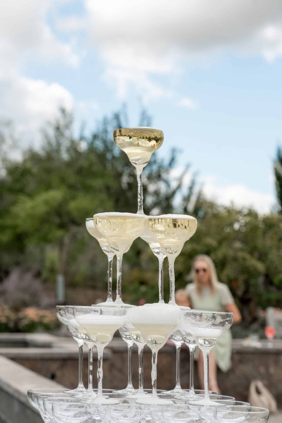 Hochzeit Villa Oriental | Editorial Summer Vibes & Live Cooking 403 Champagnergläser-Pyramide im Garten.