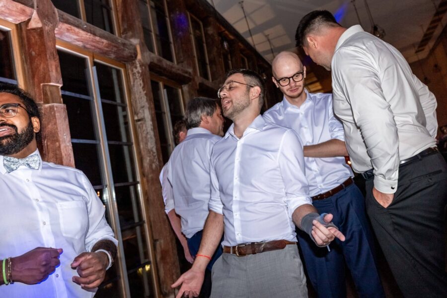 Hochzeitsgäste tanzen in Festhalle abends