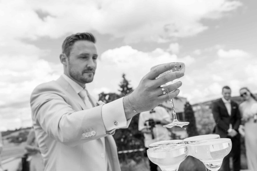 Gäste erheben Glas zum Hochzeitsanstoßen