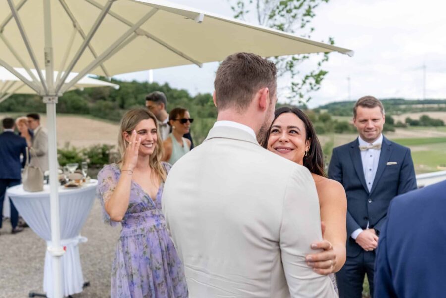 Hochzeit Villa Oriental | Editorial Summer Vibes & Live Cooking 144 Brautpaar tanzt bei Hochzeitsfeier im Freien