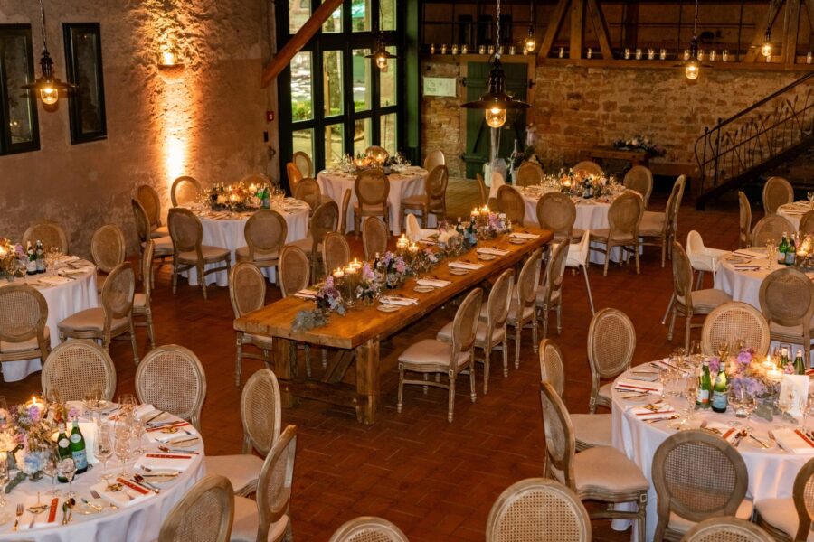 Rustikale Hochzeitstafel mit Dekorationen im Saal, Hofgut Hünersdorff