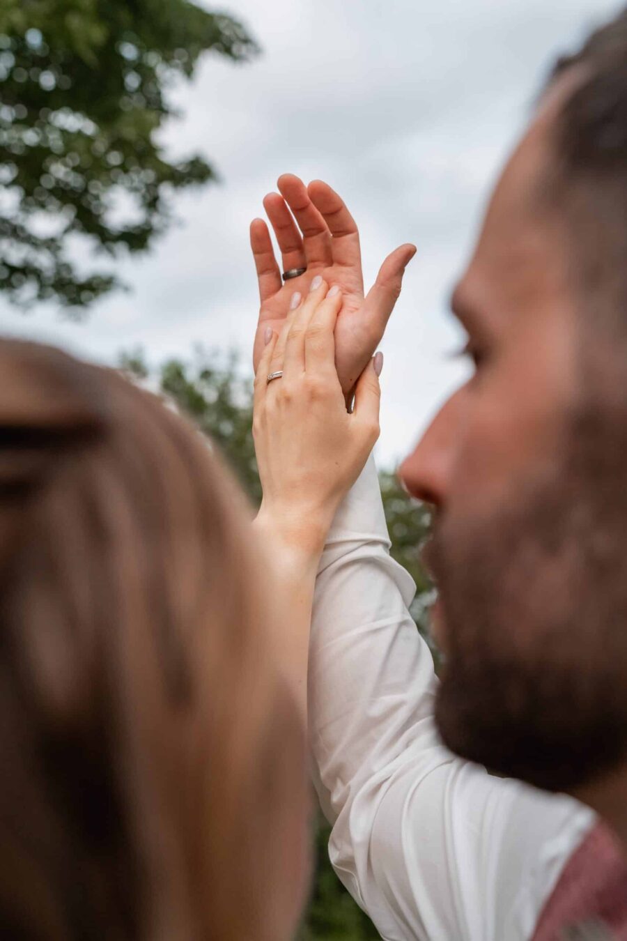 Hände mit Eheringen im Freien