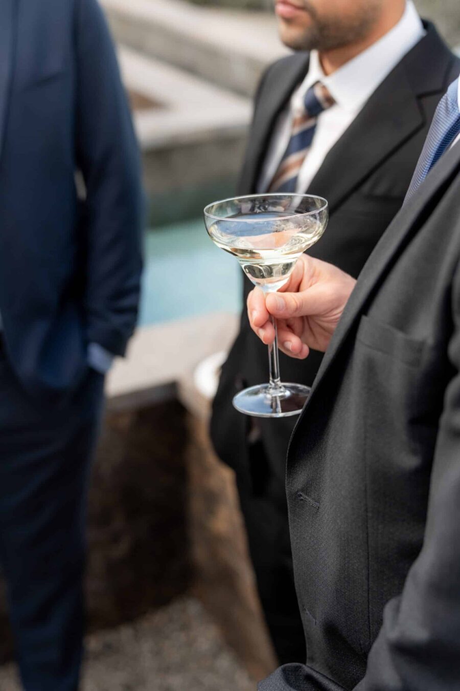 Gäste mit Sektgläsern bei Hochzeitsfeier im Freien