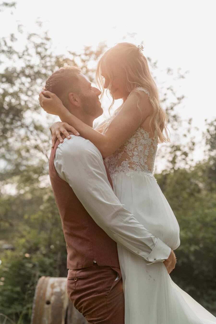 Brautpaar im Sonnenuntergang im Garten