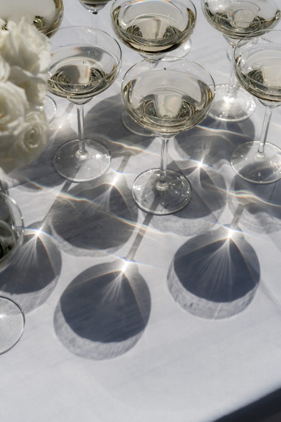 Champagnergläser auf festlich gedecktem Tisch