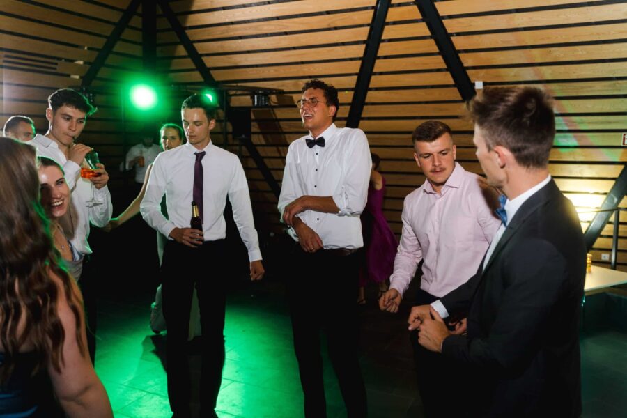 Tanzende Gäste bei Hochzeitsfeier im Festsaal