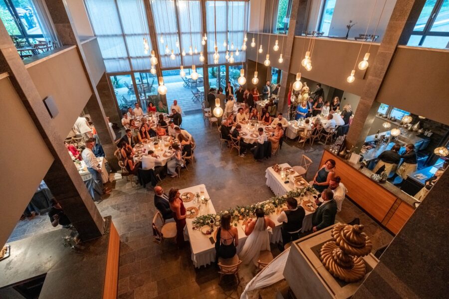 Hochzeitsessen in festlich dekoriertem Saal