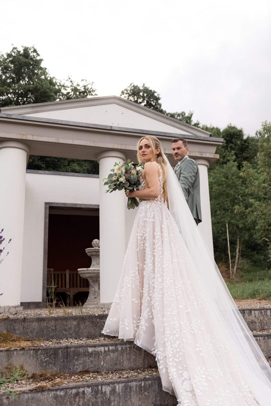 Brautpaar vor antikem Pavillon im Freien