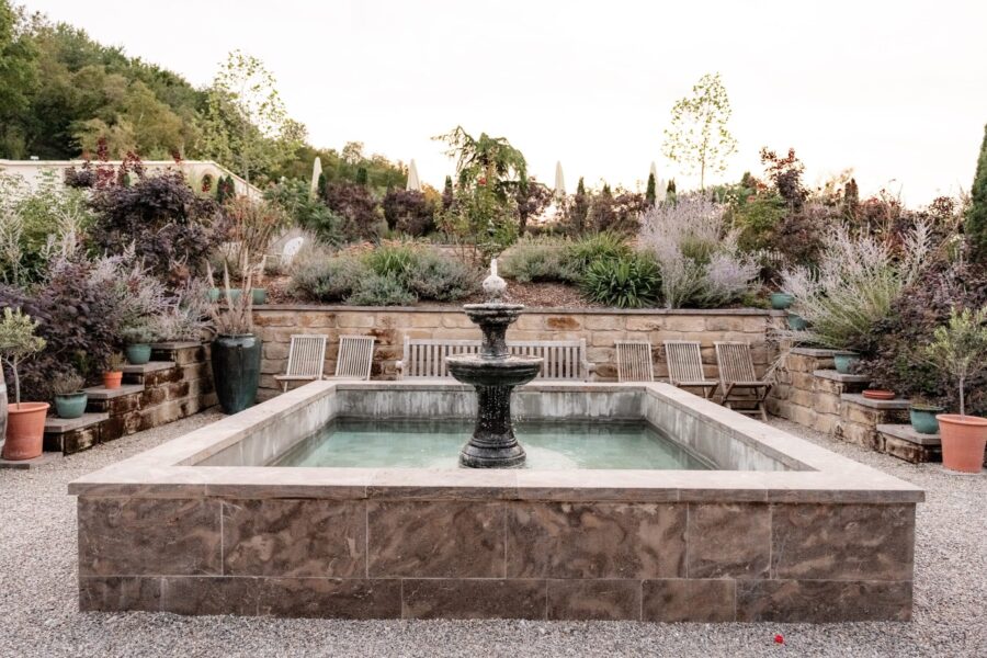 Garten mit Brunnen und Stühlen als Hochzeitslocation