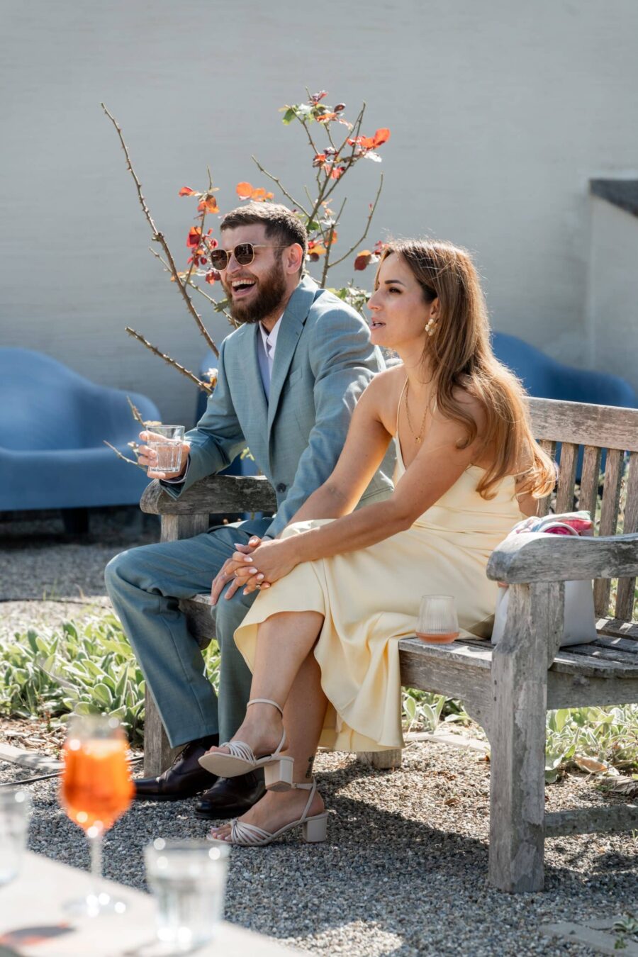 Gäste genießen sonnige Hochzeitsfeier im Freien