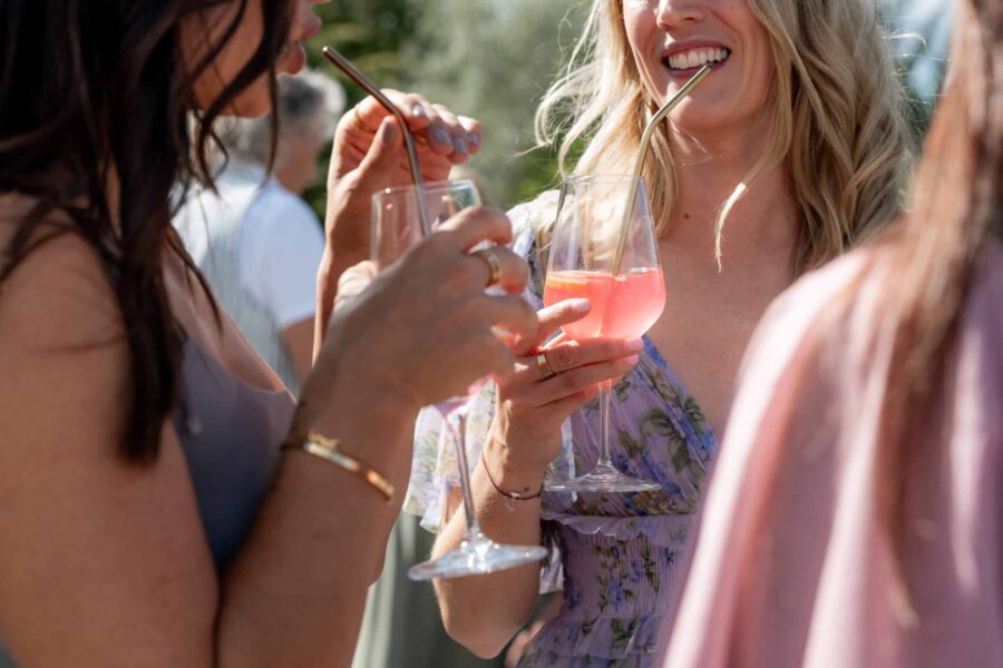 Gäste genießen Drinks auf Sommerhochzeit