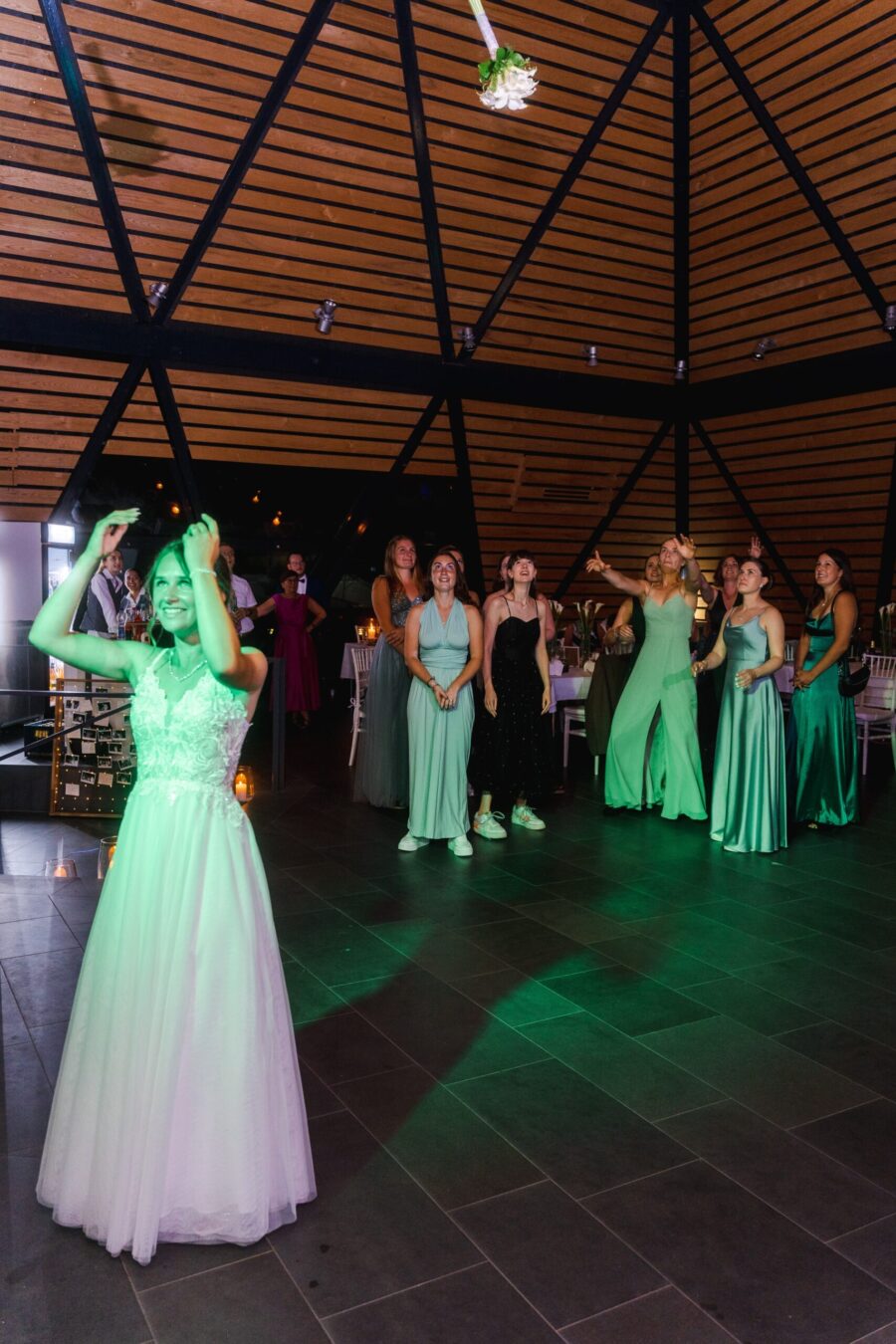 Blumenstraußwurf beim Hochzeitsfest im Festsaal