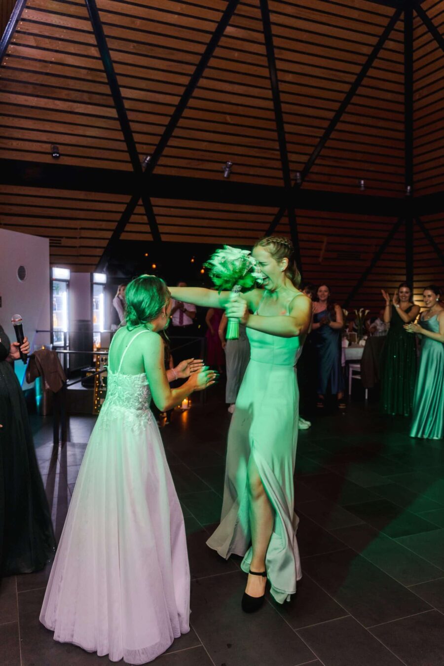 Brautstraußwurf auf der Hochzeitsempfangsparty