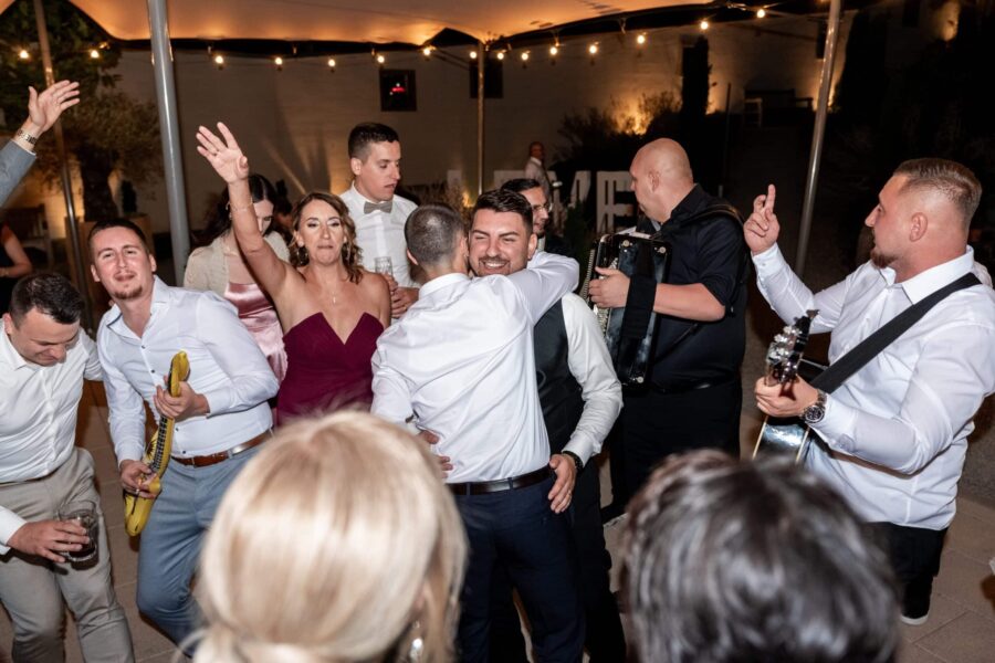 Hochzeitsfeier mit tanzenden Gästen und Musikern