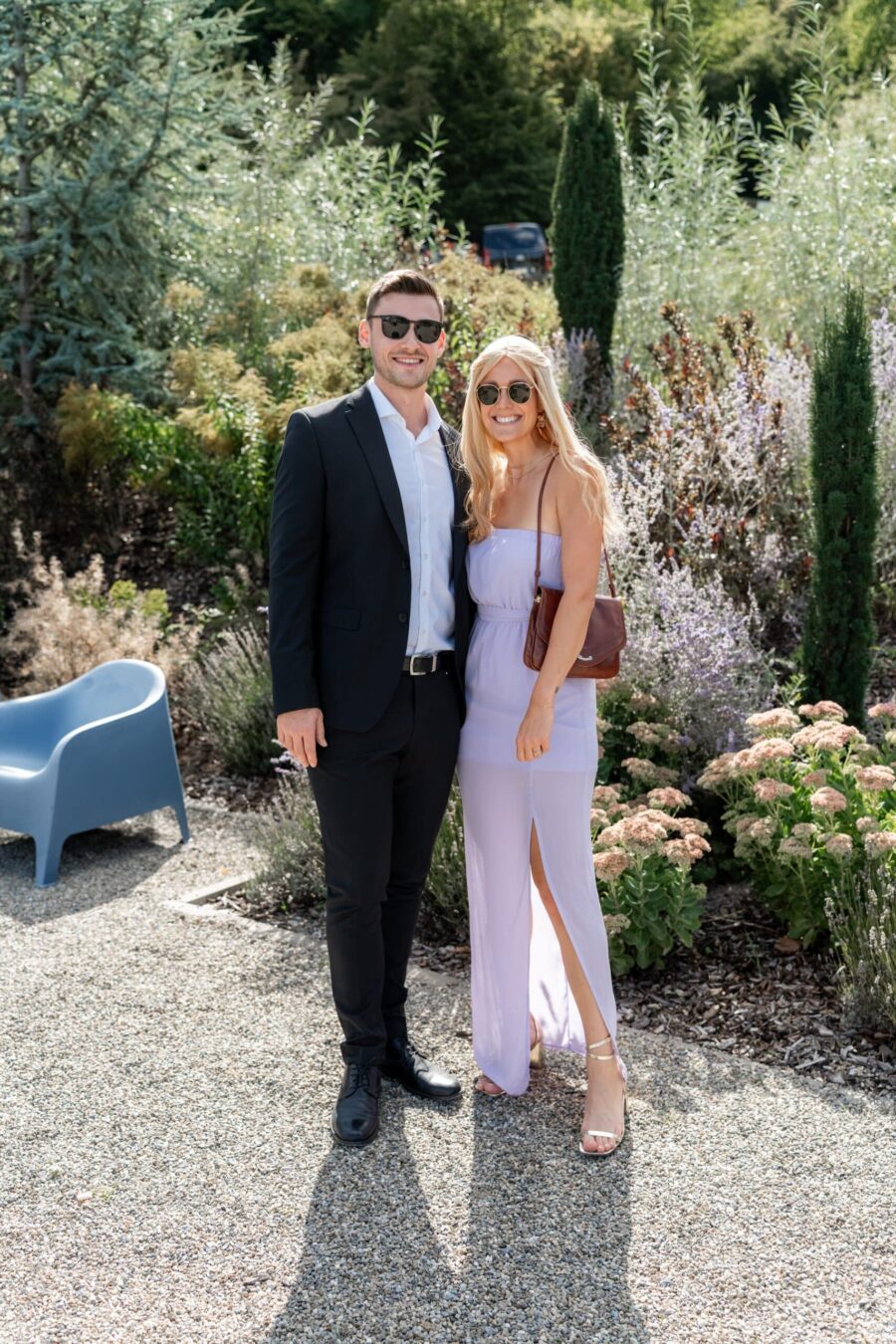 Gästepaar im Garten bei Hochzeitsfeier