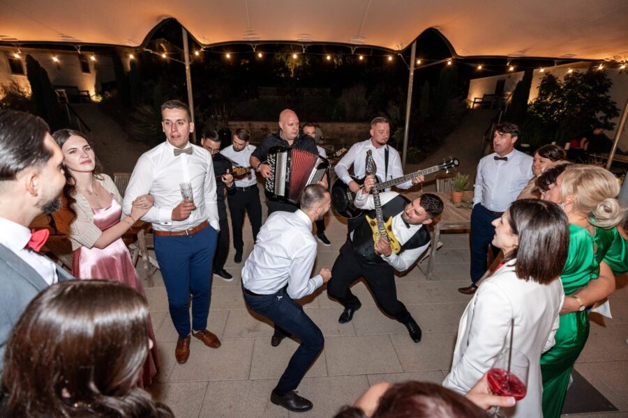 Hochzeitsfest mit Livemusik und tanzenden Gästen