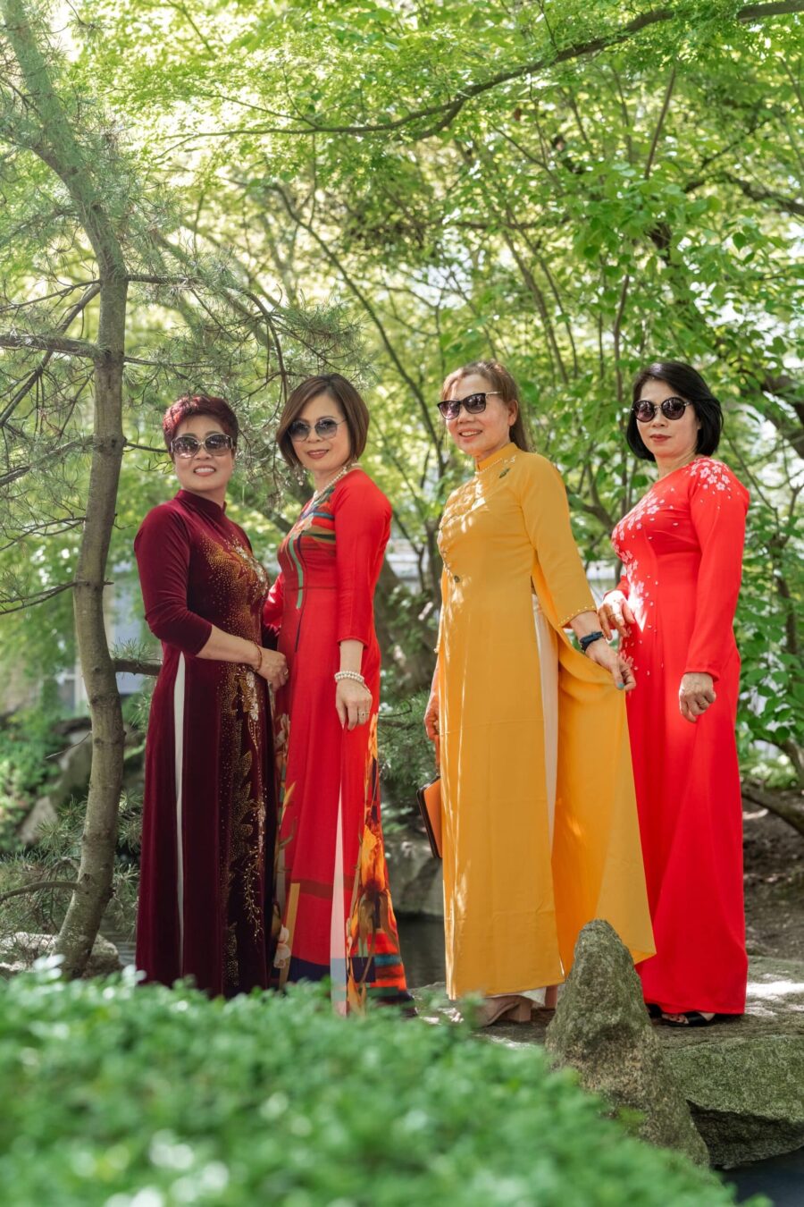 Gäste in traditionellen Kleidern im Garten