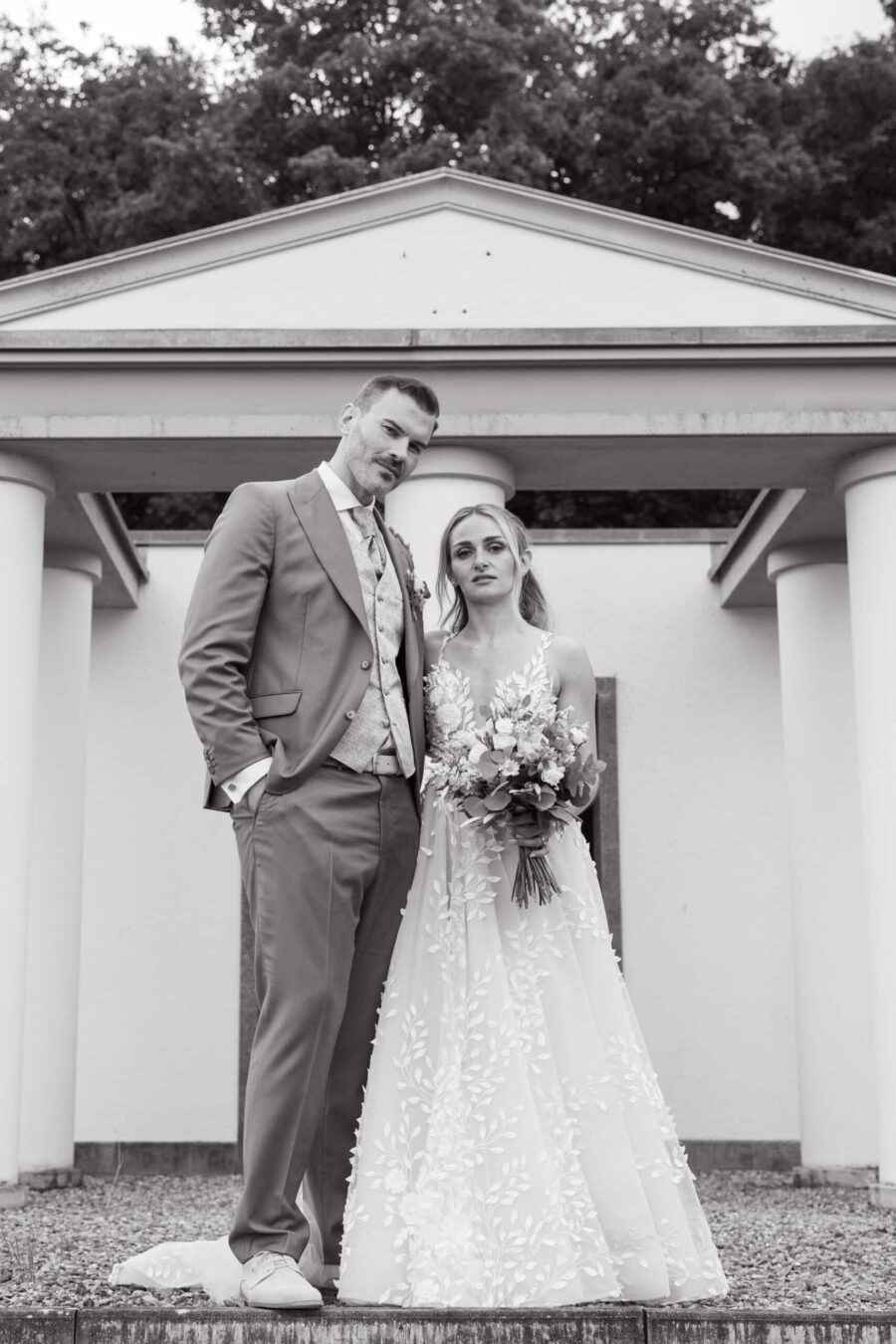 Brautpaar vor klassischer Säulenarchitektur