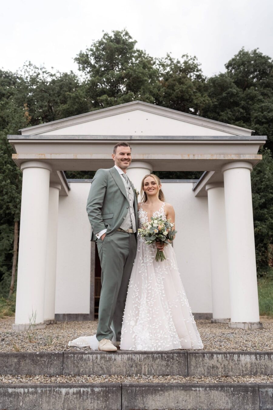 Brautpaar vor klassizistischem Pavillon