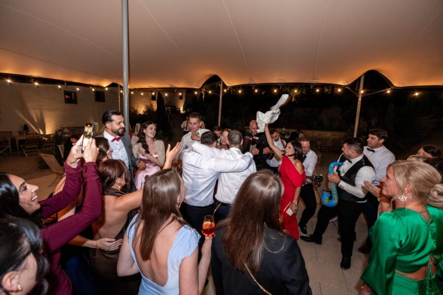 Hochzeitsfeier mit Tanz und fröhlichen Gästen