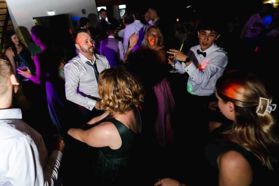 Hochzeitsgäste tanzen auf der Feier.