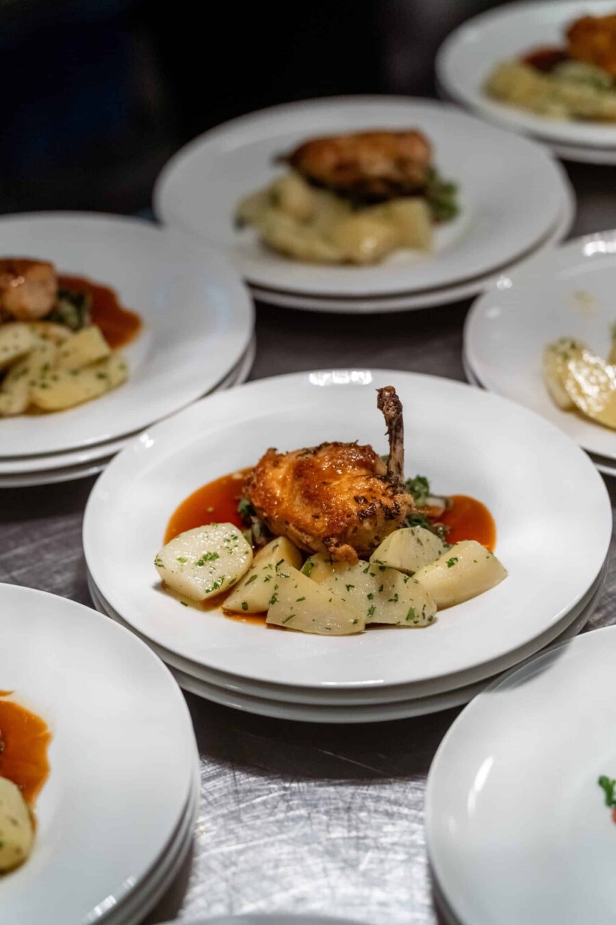 Hauptgericht auf Hochzeitstafel angerichtet