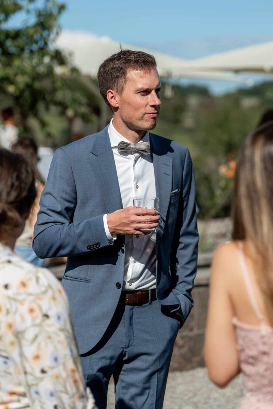 Gast im Anzug bei Sommerhochzeitsempfang im Garten