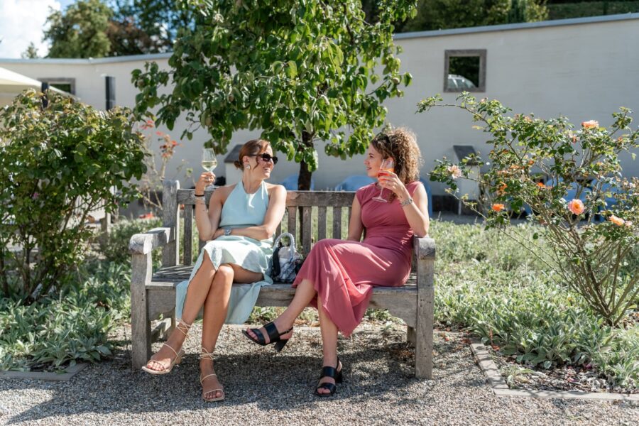 Gäste entspannen im Garten mit Getränken