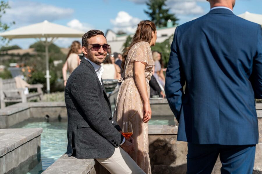 Hochzeit Villa Oriental | Editorial Summer Vibes & Live Cooking 166 Hochzeitsgäste entspannen sich im Gartenbereich