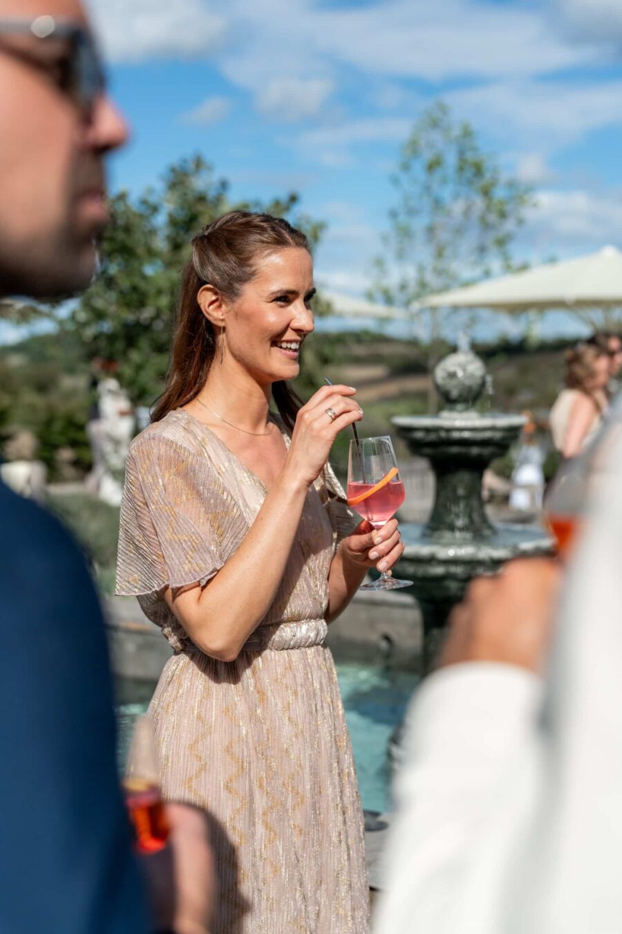 Gäste genießen Cocktails bei der Hochzeitsparty draußen