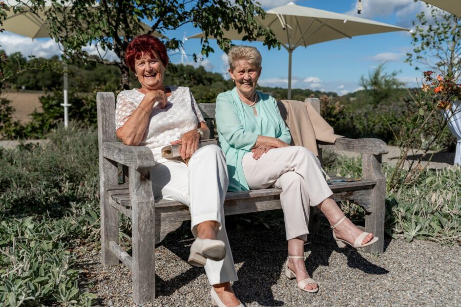 Gäste in sommerlicher Gartenhochzeitsszene