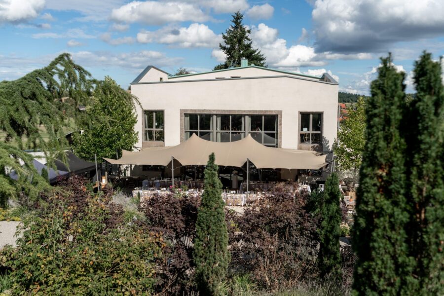 Hochzeitsfeier im Garten mit Zelten und Dekoration