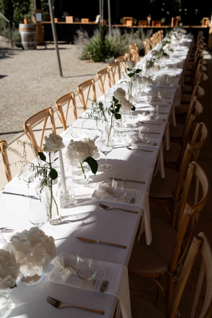 Hochzeit Villa Oriental | Editorial Summer Vibes & Live Cooking 172 Elegante Hochzeitstafel mit weißen Rosendeko
