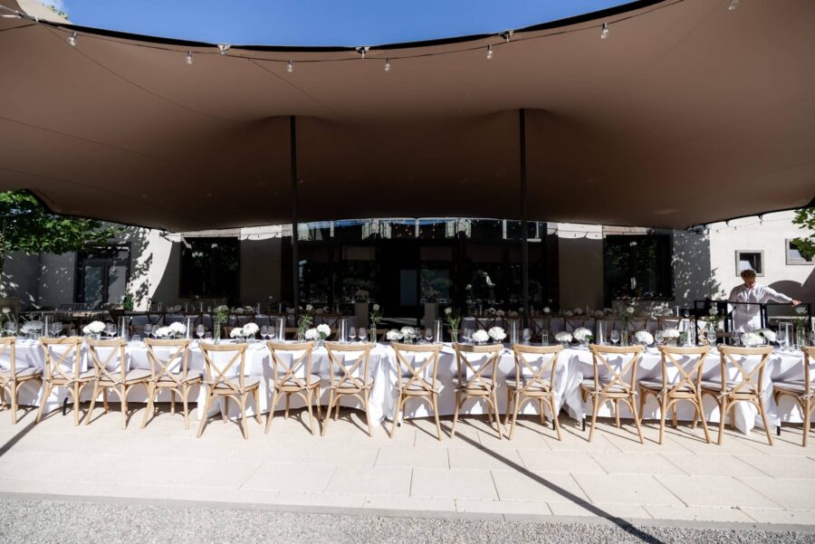 Elegante Hochzeitstafel im Freien unter Baldachin Villa Oriental