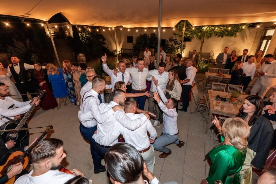 Hochzeitsfeier mit Musik und tanzenden Gästen im Freien