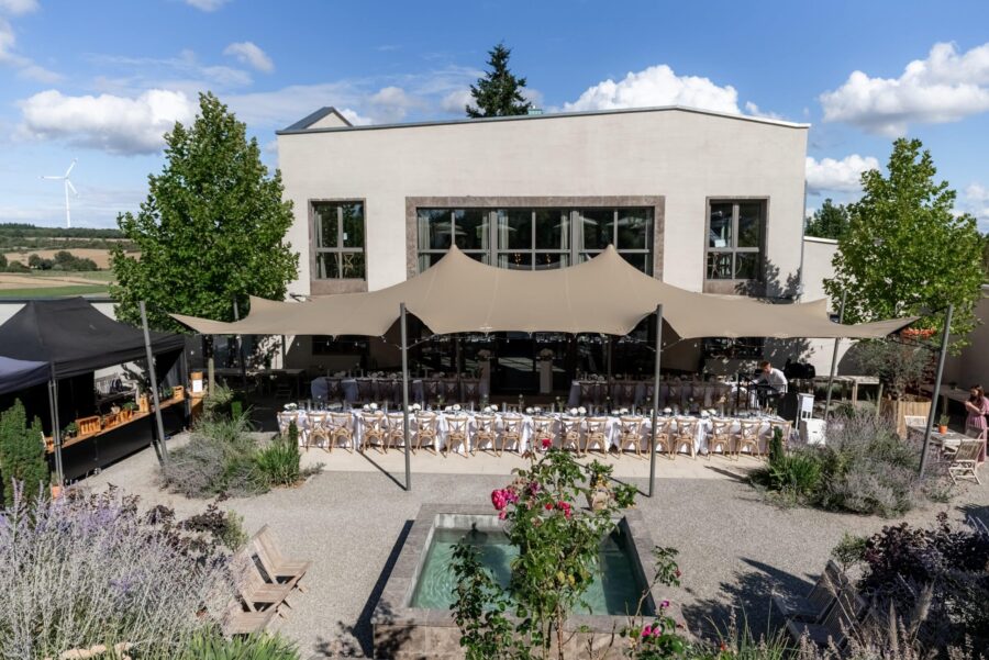 Außenhochzeitstafel unter Pavillon im Garten