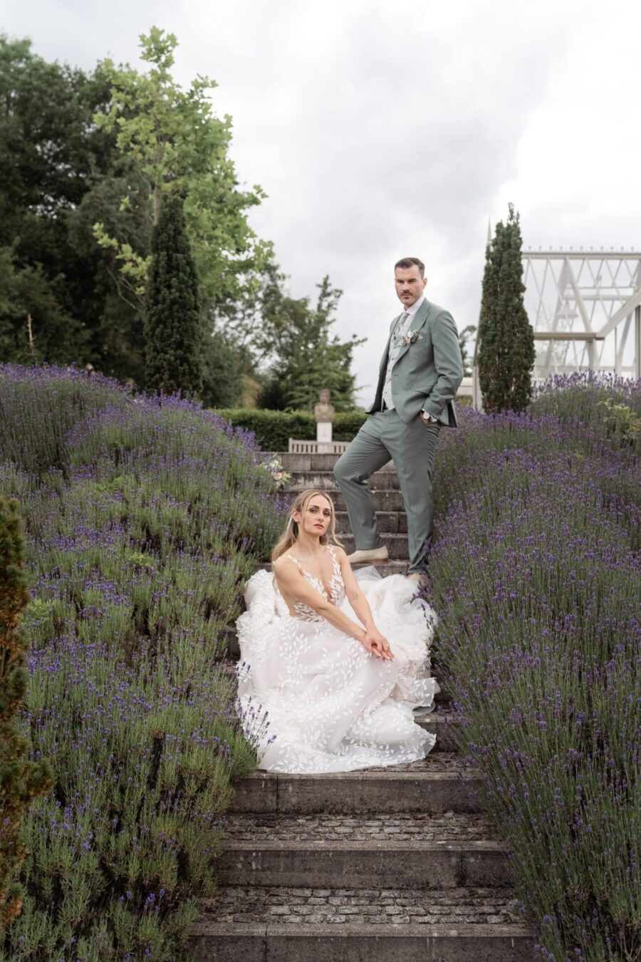 Brautpaar auf Treppe im Lavendelfeldgarten