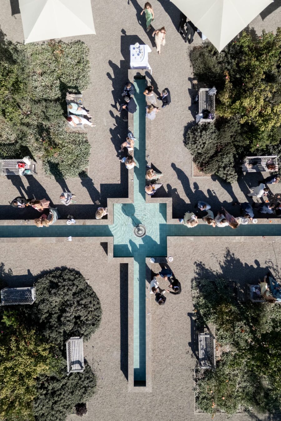 Hochzeitsgesellschaft im Garten bei Brunnen