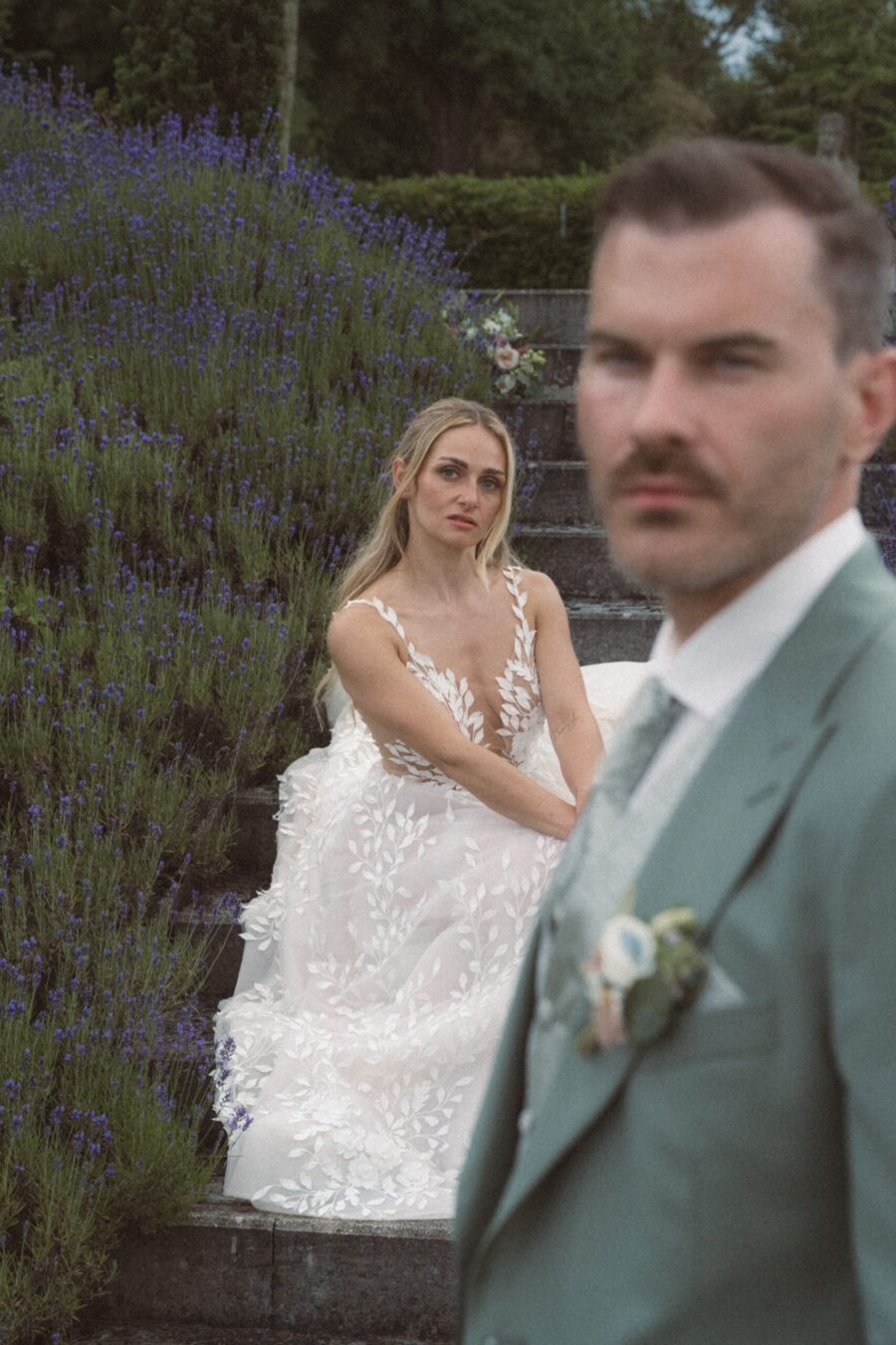 Braut im Garten auf Steintreppe