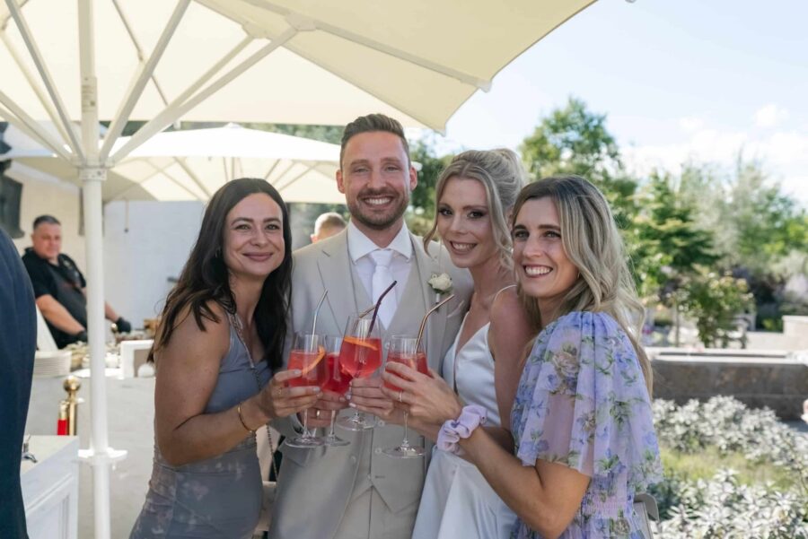 Hochzeit Villa Oriental | Editorial Summer Vibes & Live Cooking 452 Gästegruppenfoto mit Aperitif im Sommergarten