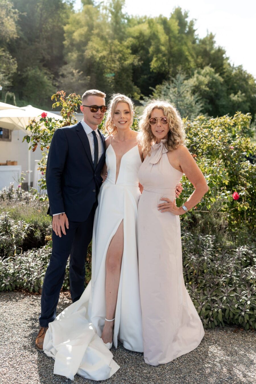Hochzeit Villa Oriental | Editorial Summer Vibes & Live Cooking 453 Brautpaar mit Gast im Garten.