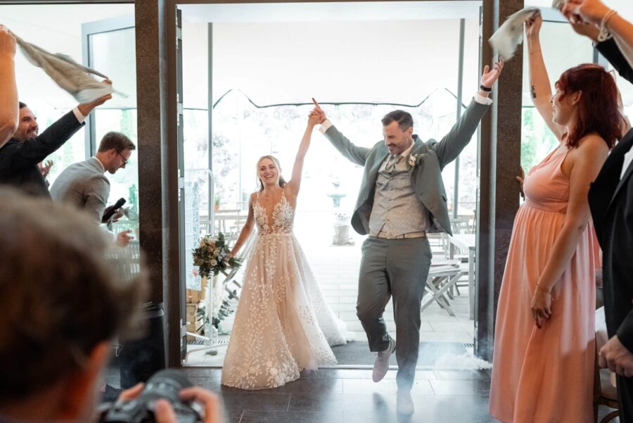 Brautpaar betritt feierlich die Hochzeitslocation