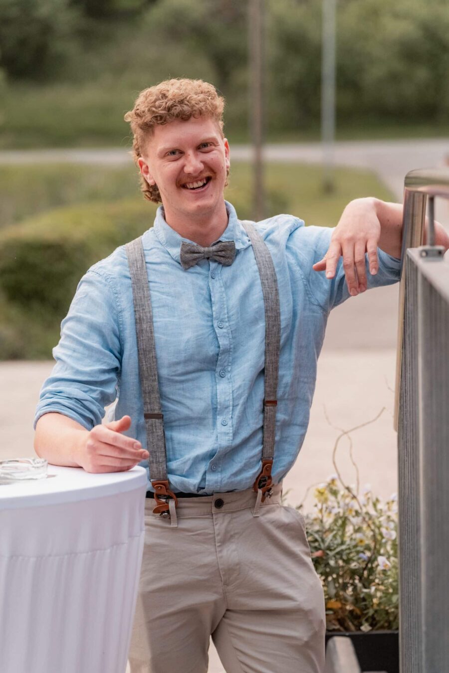 Lächelnder Hochzeitsgast im Freien.