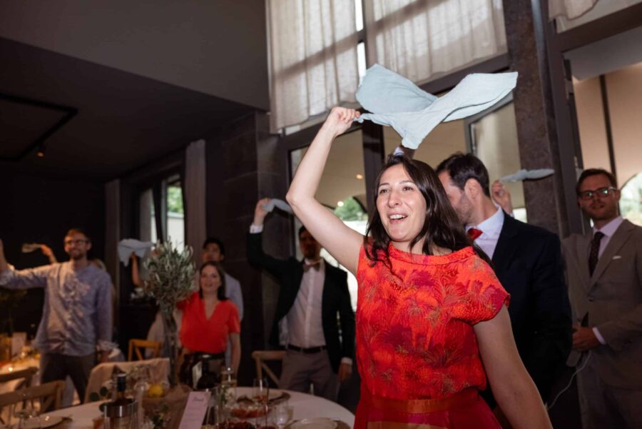 Gäste schwenken Tücher bei der Hochzeitsfeier